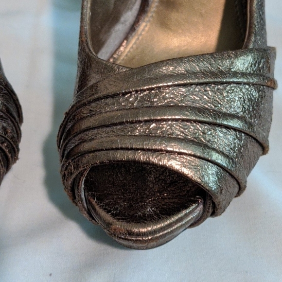 Kelly & Katie gold pumps - Picture 4 of 8